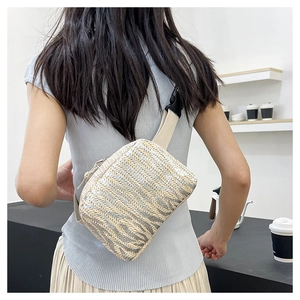 Détail du sac bandoulière tissé à motif zébré beige avec sangle réglable en tissu