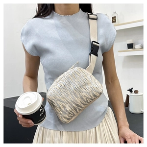 Détail du sac bandoulière en paille tissée avec motif à chevrons bleu et sangle nylon
