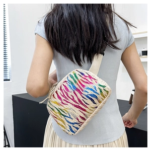 Sac bandoulière en paille avec rayures zèbres colorées, sangle large et texture bohème