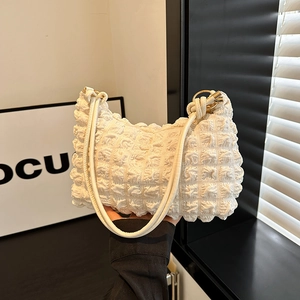 Sac à bulles blanc minimaliste avec doubles poignées fines et détails dorés brillants