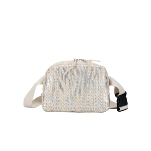 Sac banane en paille avec motif zèbre argenté et sangle réglable sur fond blanc