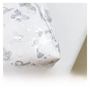 Detailopname van vlinder- en sterrenbeeldprint op de canvas schoudertas voor dames