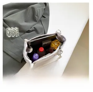 Ruime binnenkant van een tote bag met vlinderprint voor tablet, paraplu en dagelijkse spullen