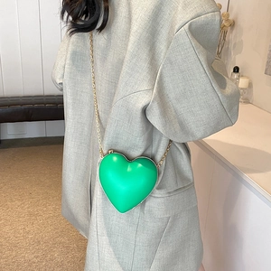 Sac à bandoulière cœur vert éclatant avec coque rigide et chaîne en métal doré élégante