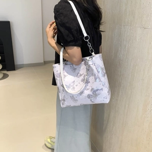 Witte tote bag met vlinderprint, zilveren ketting en casual schouderbanden stijl
