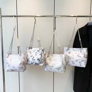 Grote tote tas met vlinderprint in vier kleuren en stijlvolle kettingbanden voor dames