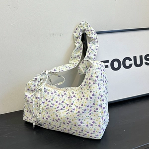 Florale Nylon-Schultertasche mit Tulpen, gefaltetem Riemen und seitlicher Kordelzug-Schleife