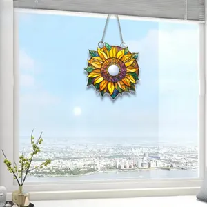Détail de l'attrape-soleil tournesol en acrylique plat 2D coloré avec une chaîne argentée