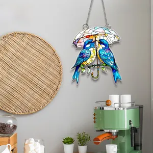 Détail d'une plaque de porte 2D en acrylique avec oiseaux bleus sous un parapluie coloré