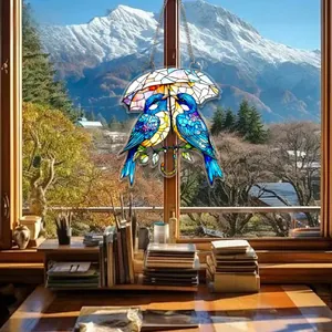 Détail d'un pendentif plat en acrylique 2D avec des oiseaux bleus et un motif de parapluie