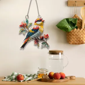 Pendentif oiseau en acrylique plat avec motif mosaïque coloré suspendu dans une cuisine