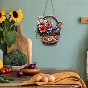 Détail d'une décoration suspendue en acrylique 2D avec nichoir et fleurs colorées
