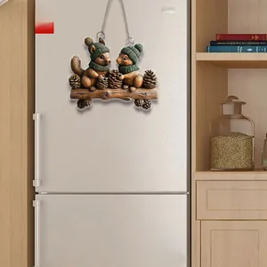 Plaque de porte 2D plate avec mignons écureuils et pins sur un réfrigérateur blanc