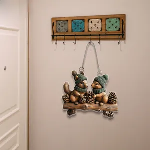Pendentif plat en acrylique avec deux écureuils, écharpes d'hiver et pommes de pin