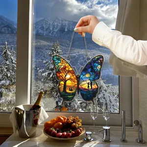 Détail d'un attrape-soleil papillon 2D avec décor de coucher de soleil et de lune colorés