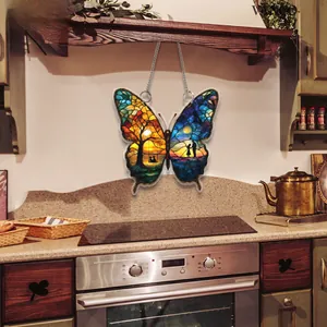 Détail d'un pendentif papillon 2D en acrylique avec décors de coucher de soleil et de lune