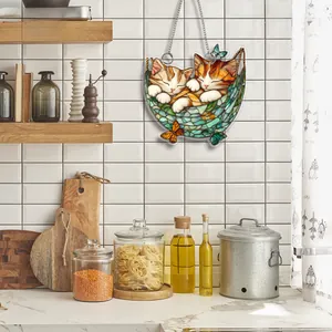Détail de plaque de porte en acrylique 2D avec deux chats dans un panier et papillons
