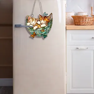 Décoration plate en acrylique montrant deux chats orange dans un panier et des papillons