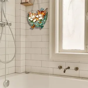 Détail d'une plaque de porte plate en acrylique avec des chats orange dans un panier
