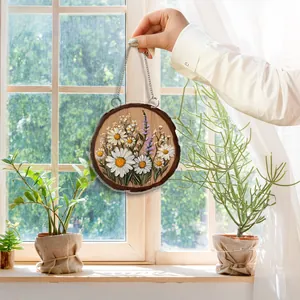 Détail d'un pendentif en acrylique avec marguerites et lavande suspendu par une chaîne fine