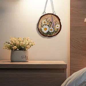 Gros plan d'une plaque florale 2D plate avec marguerites et lavande sur un mur