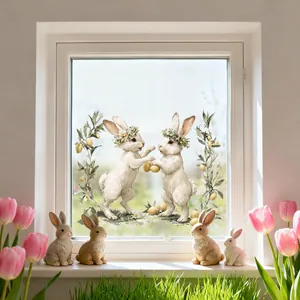 Osterhasen-Fensterbilder und Kaninchenfiguren auf einer hellen Fensterbank-Deko