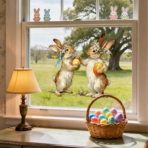Oster-Fensterbilder mit realistischen Hasen und bunten Eiern auf heller Glasscheibe