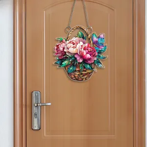 Détail d'un pendentif plat 2D en acrylique avec panier de fleurs sur une porte