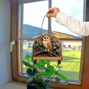 Détail de plaque de porte plate hibou et fleurs avec chaîne pour décoration murale