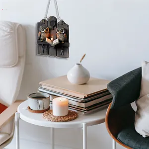 Détail de l'ornement 2D plat en acrylique avec chouettes lisant dans un intérieur