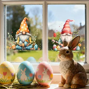 Detail der Oster-Gnom-Fensteraufkleber mit bunten Eiern und Deko-Hasenfigur auf Fenster