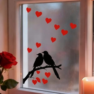 Détail de stickers de fenêtre romantiques avec silhouettes d'oiseaux et cœurs rouges