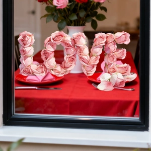 Détail de stickers de fenêtre statiques avec lettrage LOVE et pétales de roses roses