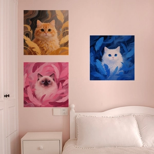 Vista dettagliata di tre stampe d'arte di gatti su una parete rosa della camera da letto