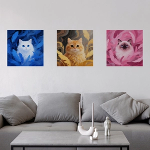 Set di tre tele d'arte con gatti moderni esposte sopra un divano in un salotto minimalista