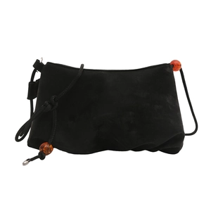 Sac nuage minimaliste en daim noir avec des perles orange élégantes sur fond blanc