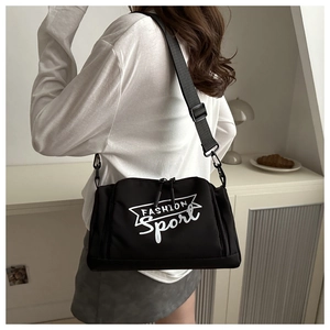 Détail du sac bandoulière sport en nylon noir avec imprimé graphique FASHION Sport blanc