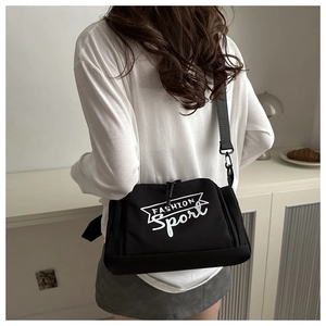 Vue arrière d'un sac bandoulière Sport noir avec texte blanc et sangle réglable sur mannequin