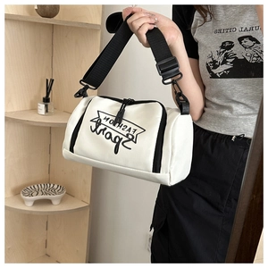 Gros plan sur un sac cylindrique blanc avec logo FASHION Sport et bandoulière