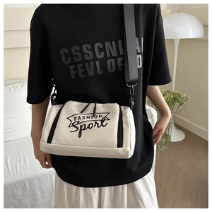 Détail de la sacoche blanche avec logo FASHION Sport noir et bandoulière réglable