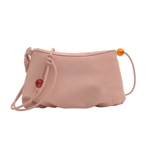 Sac hobo rose en similicuir souple avec perles ambrées et bandoulière nouée chic