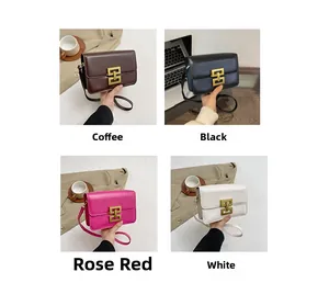 Sac bandoulière carré chic avec boucle dorée disponible en quatre couleurs tendance