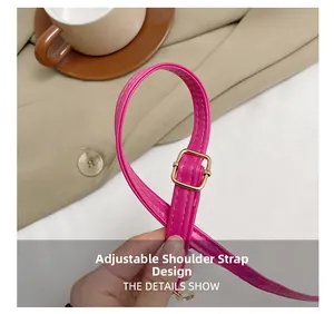 Détail de la bandoulière en cuir synthétique rose avec boucle de réglage carrée dorée