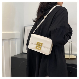 Vue détaillée du sac bandoulière blanc en cuir PU avec boucle métallique géométrique dorée