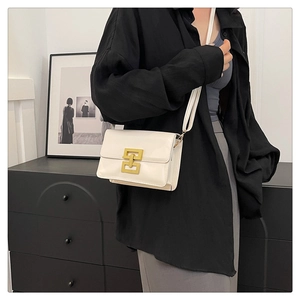 Sac à bandoulière rectangulaire blanc poli avec une boucle géométrique dorée distinctive