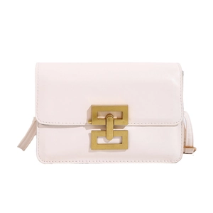 Petit sac à bandoulière rose minimaliste avec boucle géométrique dorée élégante femme