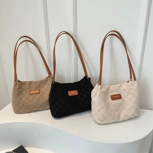 Sacs cabas tissés à damier 2024 en kaki, noir et beige avec des anses en cuir