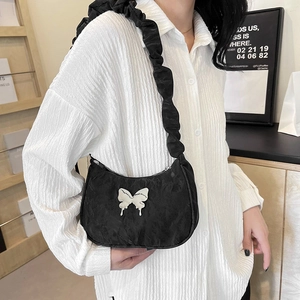 Borsa a spalla nera plissettata stile nuvola con dettaglio farfalla per donna