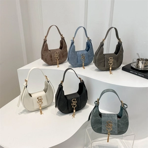 Sacs demi-lune chics en plusieurs couleurs avec boucle dorée et pendentif gland