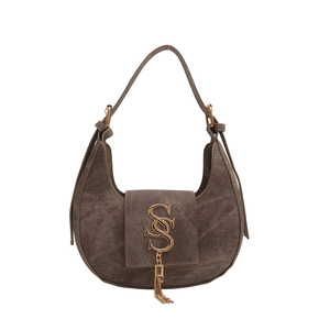 Sac croissant tendance 2024 en denim marron vintage avec logo doré et pompon chic